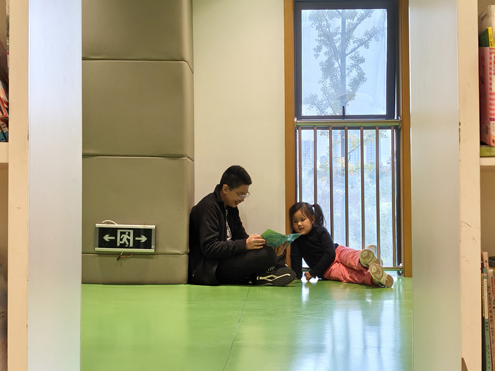 图书馆里坐着看书(20251026)