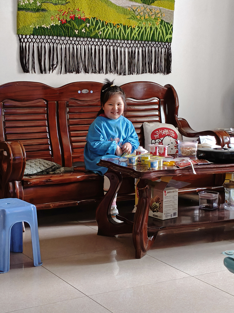 喝酸奶看动画片被发现了（20260329）