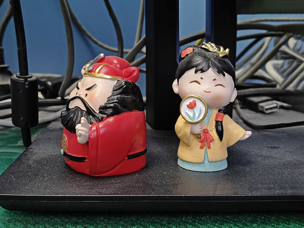 办公桌上的钟馗大师和薛姑娘(20260106)